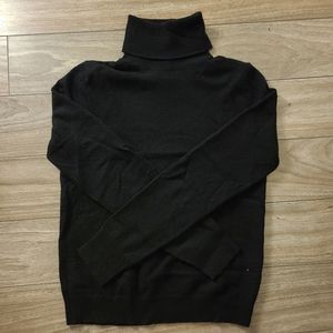 Uniqlo black cashmere turtleneck sweater